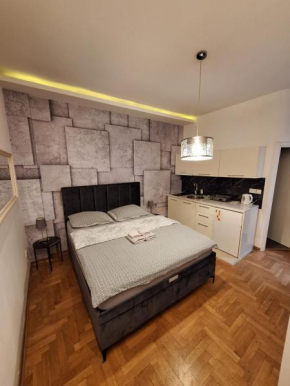 SQUARE M.
